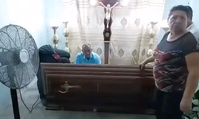 Vào ngày 9/6 vừa qua, bà Bella Montoy, 76 tuổi, ở thành phố Babahoyo (Ecuador) được các bác sĩ chẩn đoán là bị đột quỵ và ngừng tim phổi. Sau khi được bác sĩ kết luận bà đã chết, gia đình tổ chức tang lễ. Tuy nhiên, trong đám tang, bà bất ngờ sống lại trong quan tài.