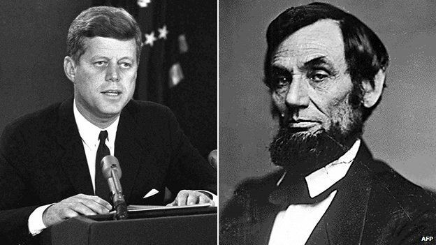 Abraham Lincoln và John Kennedy đều bị ám sát vào ngày thứ 6, khi đi cùng vợ. Cả hai đều tử vong do trúng một viên đạn từ phía sau đầu.