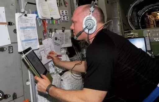 Về sau, phi hành gia sau đó tham gia sứ mệnh Apollo đã chuyển sang dùng bút dạ do công ty Duro Pen sản xuất. Loại bút dạ này từng "cứu" sứ mệnh Apollo 11 khi một công tắc quan trọng bị ngắt. Trong tình huống nguy hiểm ấy, phi hành gia Buzz Aldrin đã nhét ngòi bút dạ vào một cái lỗ để khởi động lại mô-đun.