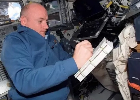 Không chỉ bút chì, bút bi cũng là một mối nguy hiểm. Loại bút bi thành công về mặt thương mại đầu tiên ra mắt công chúng vào năm 1945. Tuy nhiên, những giọt mực trôi nổi trong không gian không phải là điều mà các phi hành gia muốn nhìn thấy trên tàu vũ trụ.