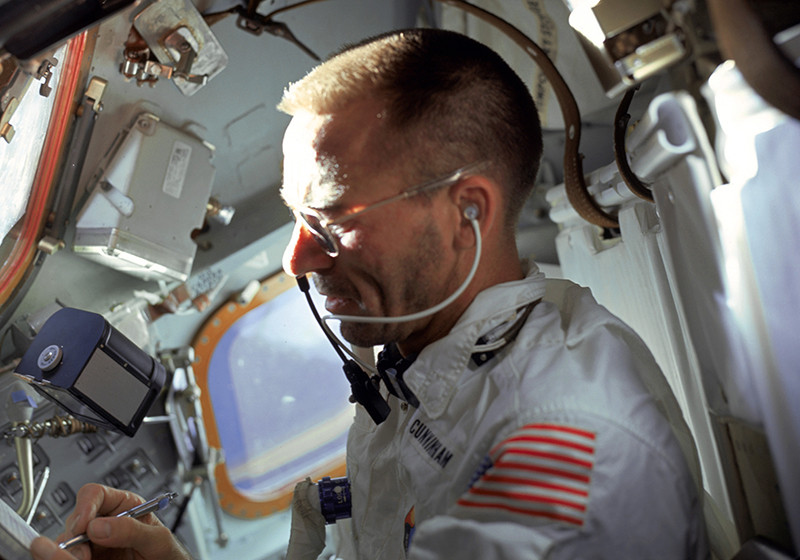 Trong giai đoạn đầu thực hiện các sứ mệnh khám phá vũ trụ, các phi hành gia Liên Xô và Mỹ đều sử dụng bút chì khi viết ở ngoài vũ trụ. Tuy nhiên, họ nhanh chóng nhận thấy những nguy hiểm từ việc sử dụng bút chì trong môi trường vi trọng lực.