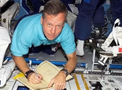 Fisher Pens đề nghị bán cho NASA những chiếc bút không gian. Sau khi thử nghiệm nghiêm ngặt, NASA quyết định mua bút để sử dụng cho các sứ mệnh Apollo trong tương lai.