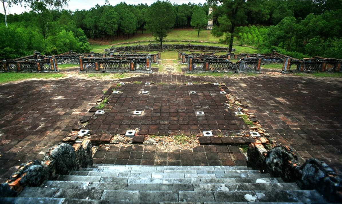 Do đó, dự án bảo tồn tu bổ, phục hồi và tôn tạo di tích lăng mộ Nghi Thiên Chương Hoàng hậu Từ Dụ được kỳ vọng sẽ giúp công trình trường tồn với thời gian. Ảnh: Quốc Lê/Tri thức &amp; Cuộc sống.