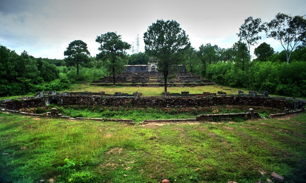 Vào ngày 13/6, Trung tâm Bảo tồn Di tích Cố đô Huế tổ chức Lễ khởi công dự án bảo tồn tu bổ, phục hồi và tôn tạo di tích lăng mộ Nghi Thiên Chương Hoàng hậu Từ Dụ. Khu lăng mộ Nghi Thiên Chương Hoàng hậu Từ Dụ còn có tên gọi là Xương Thọ Lăng, thuộc quần thể di tích lăng vua Thiệu Trị tại xã Thủy Bằng, TP Huế.