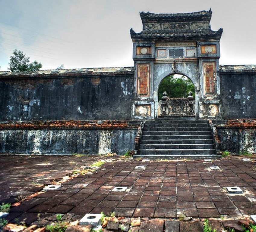Tầng trên cùng của lăng mộ là nơi đặt mộ phần với 2 lớp tường thành. Vòng tường ngoài có trổ một cánh cổng.