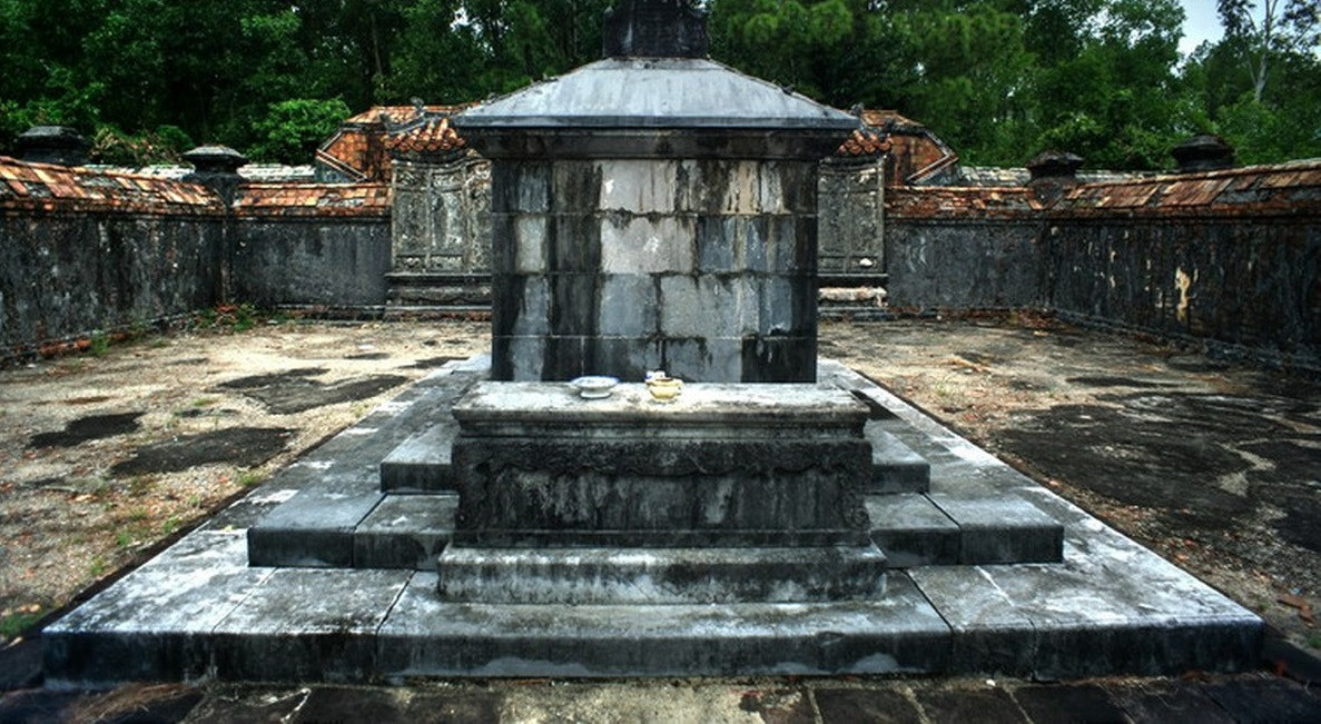 Mồ phần của Hoàng thái hậu Từ Dụ được xây bằng đá, dạng thạch thất trên ba tầng nền. Trước mộ là hương án.