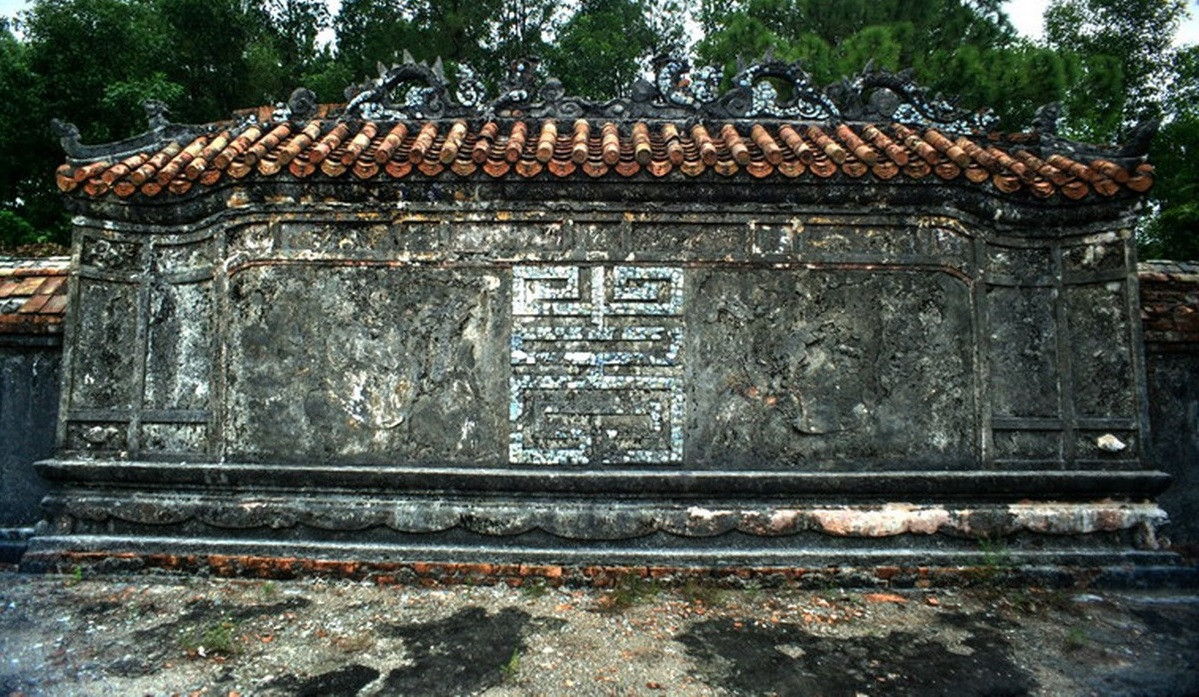 Lăng mộ Nghi Thiên Chương Hoàng hậu Từ Dụ được xâu dựng vào những năm đầu thế kỷ 20, có bố cục theo hướng “nội quan, ngoại quách”. Đây là kiểu thức kiến trúc điển hình từ thời các vị chúa Nguyễn.