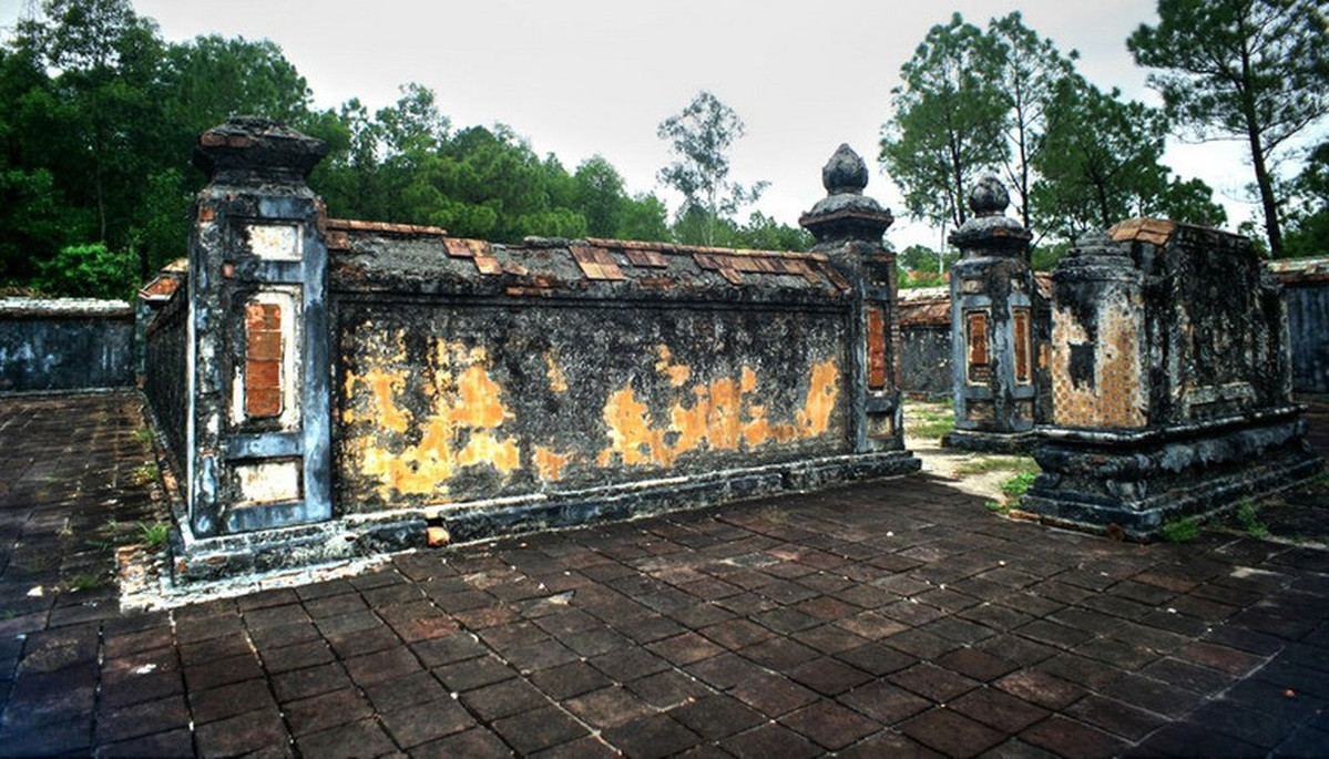 Phía sau cổng là bức bình phong và vòng thành trong bao quanh mộ.