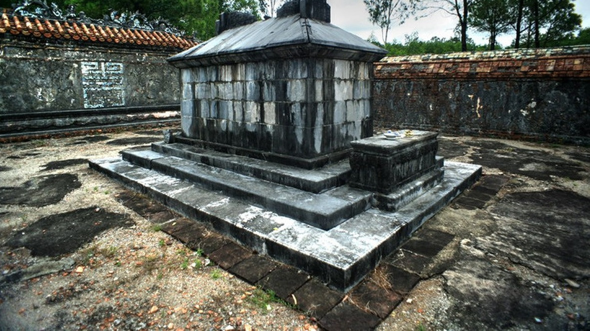 Trải qua hơn 100 năm, tổng thể lăng mộ Nghi Thiên Chương Hoàng hậu Từ Dụ còn khá nguyên vẹn. Thế nhưng, do tác động của lịch sử và các điều kiện môi trường như thời tiết nóng ẩm, mưa nhiều... nên công trình bị bị xuống cấp một phần.