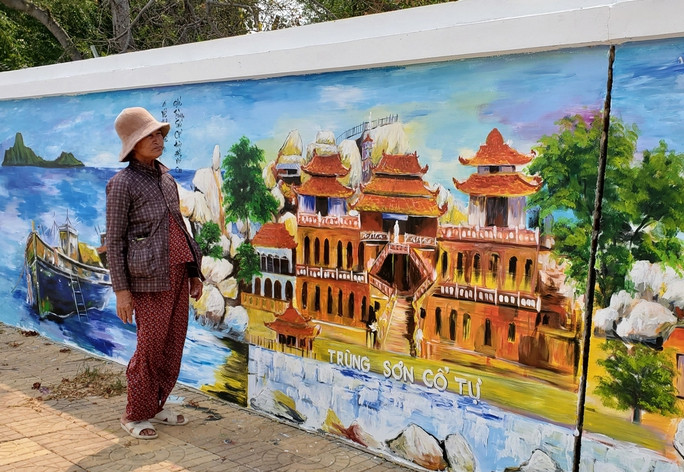 Bức tường tranh bích họa được vẽ trên tuyến đường ven biển Vĩnh Hy - Bình Tiên (DT702), cách TP Phan Rang - Tháp Chàm khoảng 12 km về hướng Đông Bắc. Ảnh: Người lao động.