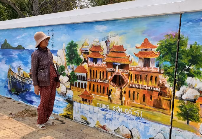 Bức tường tranh bích họa được vẽ trên tuyến đường ven biển Vĩnh Hy - Bình Tiên (DT702), cách TP Phan Rang - Tháp Chàm khoảng 12 km về hướng Đông Bắc. Ảnh: Người lao động.