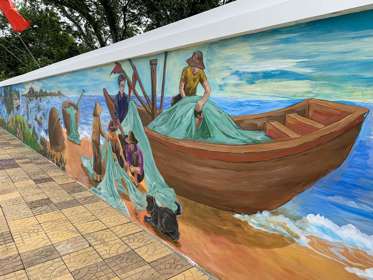 Chỉ sau 3 tháng, cuộc thi đã thu hút hơn 78 người yêu hội họa tham gia. Họ đã hoàn thành bức tường tranh bích họa dài 747m với chiều cao 1,7m (trong đó, các bức vẽ cao 1,5m) với tổng diện tích 1.106 m2. Ảnh: Sgtiepthi.