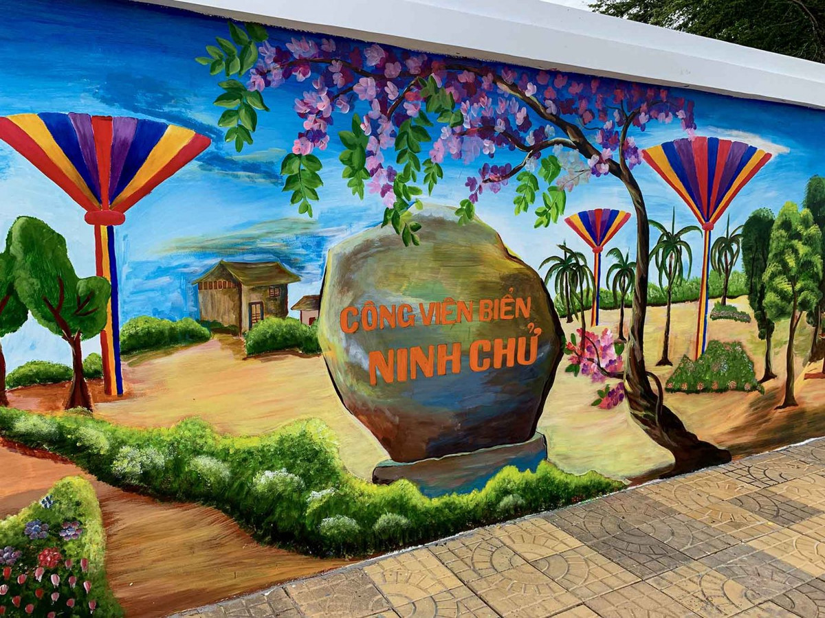 Bức tường tranh bích họa ven biển ở Ninh Thuận mô tả chi tiết, sinh động về cảnh quan thiên nhiên, danh lam thắng cảnh cũng như đời sống sinh hoạt, nét đẹp lao động của người dân địa phương... Ảnh: Sgtiepthi.