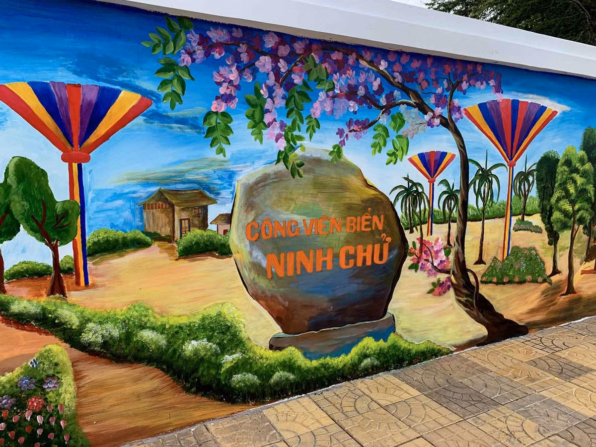 Bức tường tranh bích họa ven biển ở Ninh Thuận mô tả chi tiết, sinh động về cảnh quan thiên nhiên, danh lam thắng cảnh cũng như đời sống sinh hoạt, nét đẹp lao động của người dân địa phương... Ảnh: Sgtiepthi.