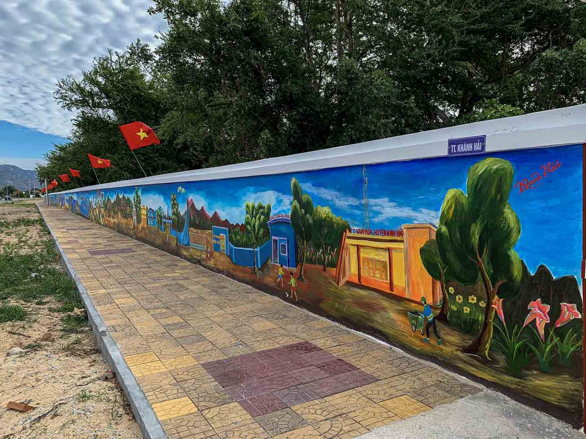 Bức bích họa này là sản phẩm của hội thi vẽ tranh "Bảo vệ môi trường, biển đảo, quê hương Ninh Hải trong xây dựng nông thôn mới" do huyện Ninh Hải phát động vào tháng 12/2022. Ảnh: Sgtiepthi.