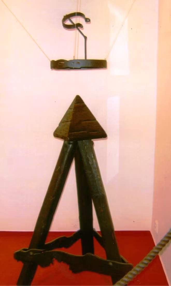 Một kiểu tra tấn khủng khiếp khác có tên cái nôi Judas. Đây là một hình cụ có hình kim tự tháp và có đầu nhọn. Đao phủ sẽ trói phạm nhân vào một sợi dây thừng và kéo dây để từ từ hạ cơ thể xuống.