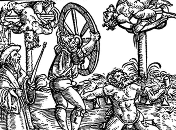 Tiếp đến, đao phủ đặt những thanh gỗ ngang bên dưới những khớp chính của cơ thể như cổ tay, mắt cá chân, hông, vai, đầu gối.