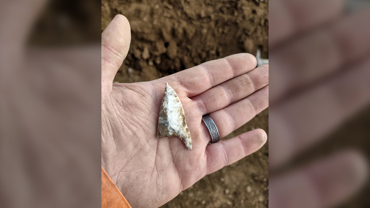 Điều khiến các chuyên gia vô cùng bất ngờ là những gò chôn cất này nằm gần bãi đá cổ Stonehenge khi chỉ cách 16 km.