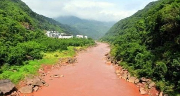 Vậy nên, khi trời đổ mưa, nước sông dâng cao sẽ trộn lẫn với loại bùn, đất đá ở thượng nguồn. Do loại đất đá ở thượng nguồn có màu đỏ nên nước của sông Xích Thủy sẽ đổi màu.