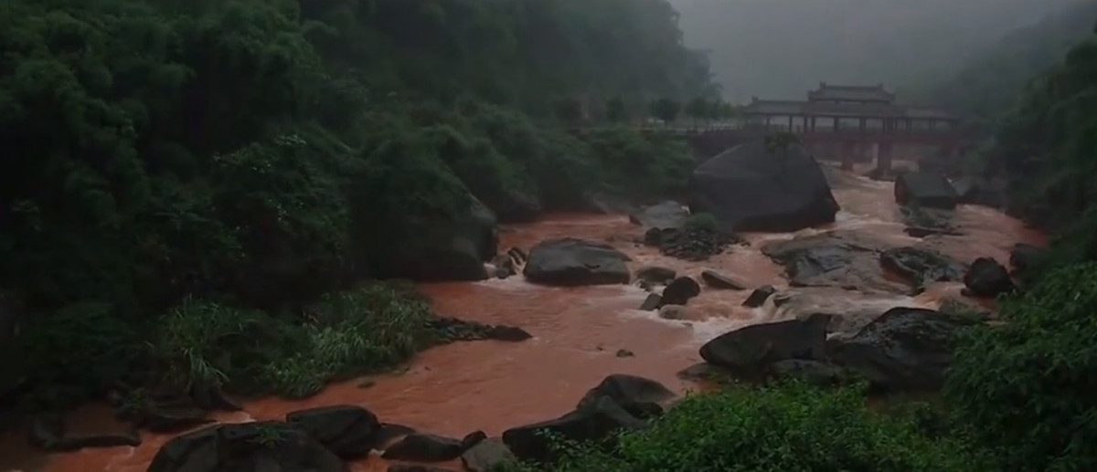 Người dân địa phương cũng lưu truyền một số truyền thuyết ly kỳ về dòng sông Xích Thủy. Tương truyền, Long Vương sống ở long cung dưới đáy sông Xích Thủy.