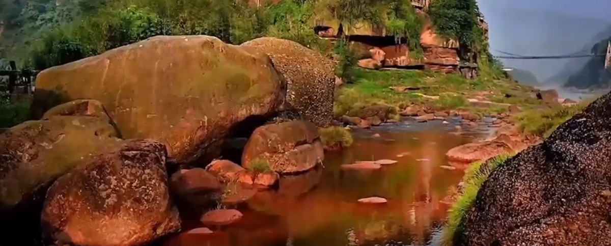 Bình thường, sông Xích Thủy rất yên tĩnh. Thế nhưng, khi xảy ra sấm sét và mưa lớn, Long Vương sẽ trở nên tức giận và hung bạo. Mỗi khi Long Vương "nổi cơn lôi đình", nước sông sẽ chuyển sang màu đỏ.