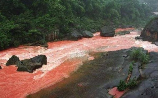 Nằm ở ngã ba ba tỉnh Vân Nam, Quý Châu và Tứ Xuyên, Trung Quốc, sông Xích Thủy khiến nhiều người tò mò khi xảy ra một hiện tượng kỳ lạ. Đó là sau mỗi trận mưa, nước sông đổi màu. Sự việc khiến dòng sông đỏ như máu đã được giới chuyên gia lý giải khoa học.