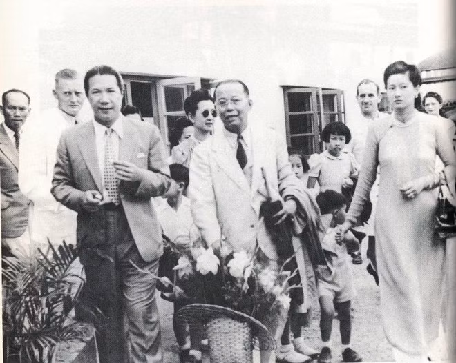 Ngoài Hoàng hậu Nam Phương, những bóng hồng trong cuộc đời Bảo Đại cũng sinh con cho ông hoàng cuối cùng của nhà Nguyễn. Cụ thể, Thứ phi Mộng Điệp sinh 3 người con, Thứ phi Ánh sinh 2 con, bà Vicky sinh 1 người con và Hoàng Tiểu Lan cũng sinh 1 con.