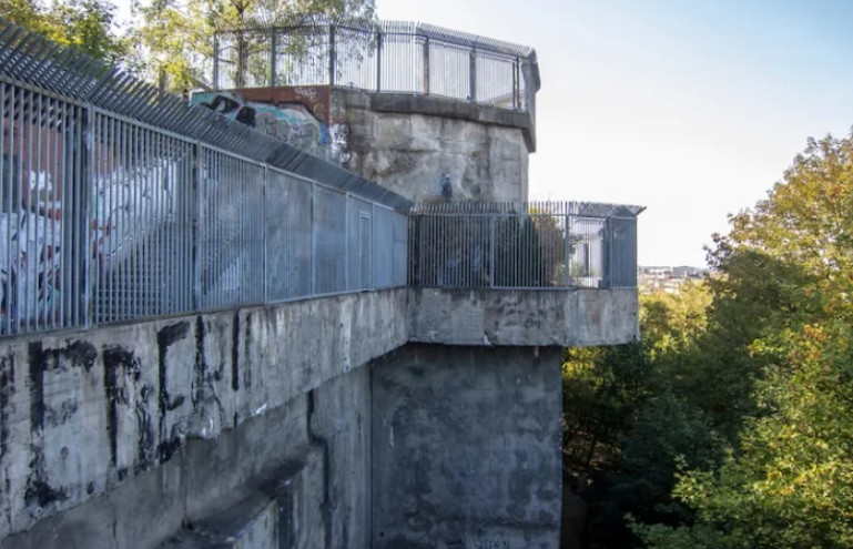 Hai tháp phòng thủ ở khu vực Tiergarten và Friedrichshain ở Berlin được quân đội Đức quốc xã hoàn thành trước.