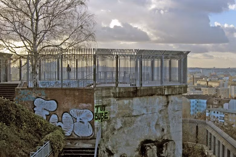 Ba tháp phòng thủ này đều được Đức quốc xã trang bị hỏa lực mạnh và có sức chứa hàng chục ngàn người.