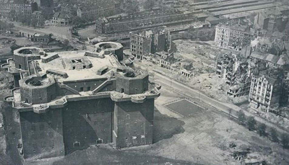 Cuối cùng, Hitler tự sát trong hầm ngầm vào tháng 4/1945 và sau đó Đức quốc xã bị quân Đồng minh đánh bại hoàn toàn. Kết thúc Thế chiến 2, hai tháp ở khu vực Tiergarten và Friedrichshain bị phá hủy. Trong khi đó, tháp Flak III bị hư hại khá nhiều.