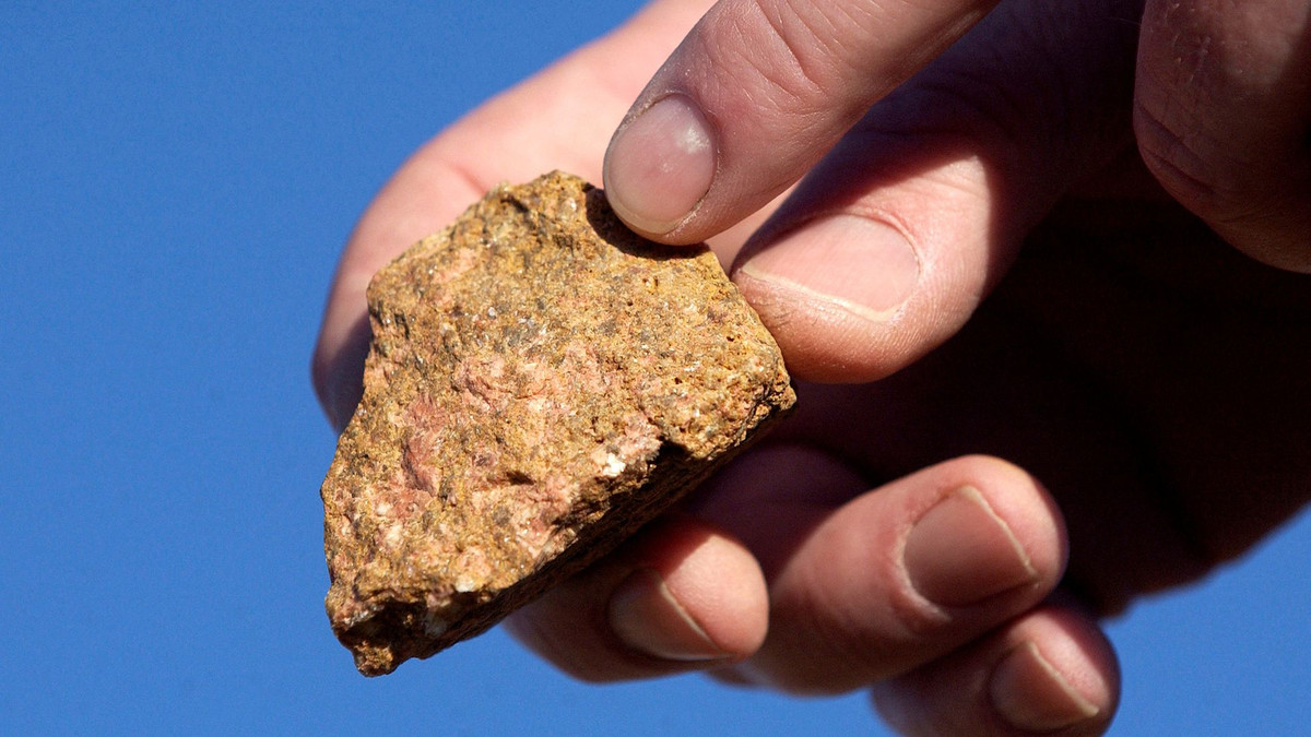 Hiện khoảng 73% các nguyên tố đất hiếm được sử dụng trong các ngành công nghiệp trưởng thành bao gồm: thủy tinh, gốm sứ, thiết bị điện tử hiệu suất cao và luyện kim. 27% còn lại được sử dụng để sản xuất nam châm mới, là thành phần thiết yếu trong xe điện (EV).