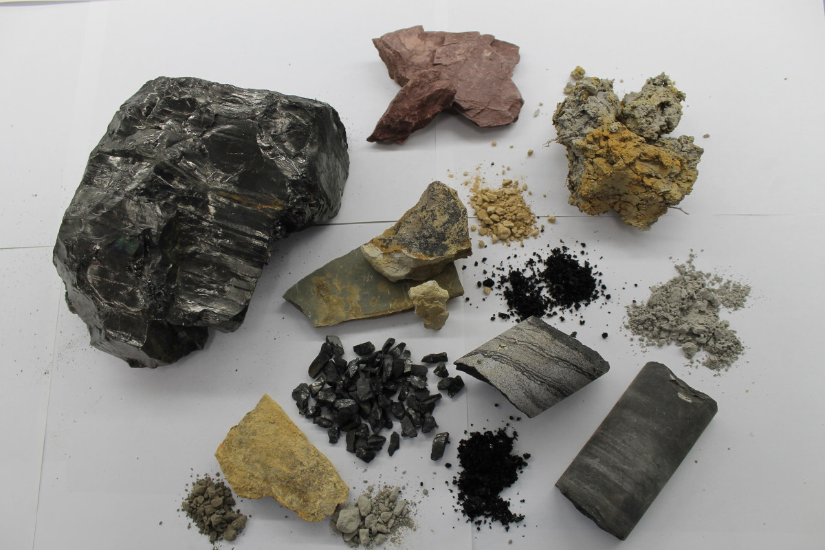 17 nguyên tố đất hiếm gồm: scandium, yttrium, 15 lanthanide (Lanthanum, Cerium, Praseodymium, Neodymium, Promethium, Samarium, Europium, Gadolinium, Terbium, Dysprosium, Holmium, Erbium, Thulium, Ytterbium, và Lutecium).