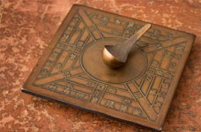 Theo các nhà nghiên cứu, người Trung Quốc phát minh ra la bàn trong khoảng thời gian từ khoảng thế kỷ 2 trước Công nguyên đến thế kỷ 1 sau Công nguyên. Ban đầu, la bàn được gọi là kim chỉ Nam. Nguyên do là bởi người dân khi ấy xem hướng Nam là hướng của vua chúa nên dùng chữ "chỉ Nam" chứ không dùng chữ chỉ Bắc.