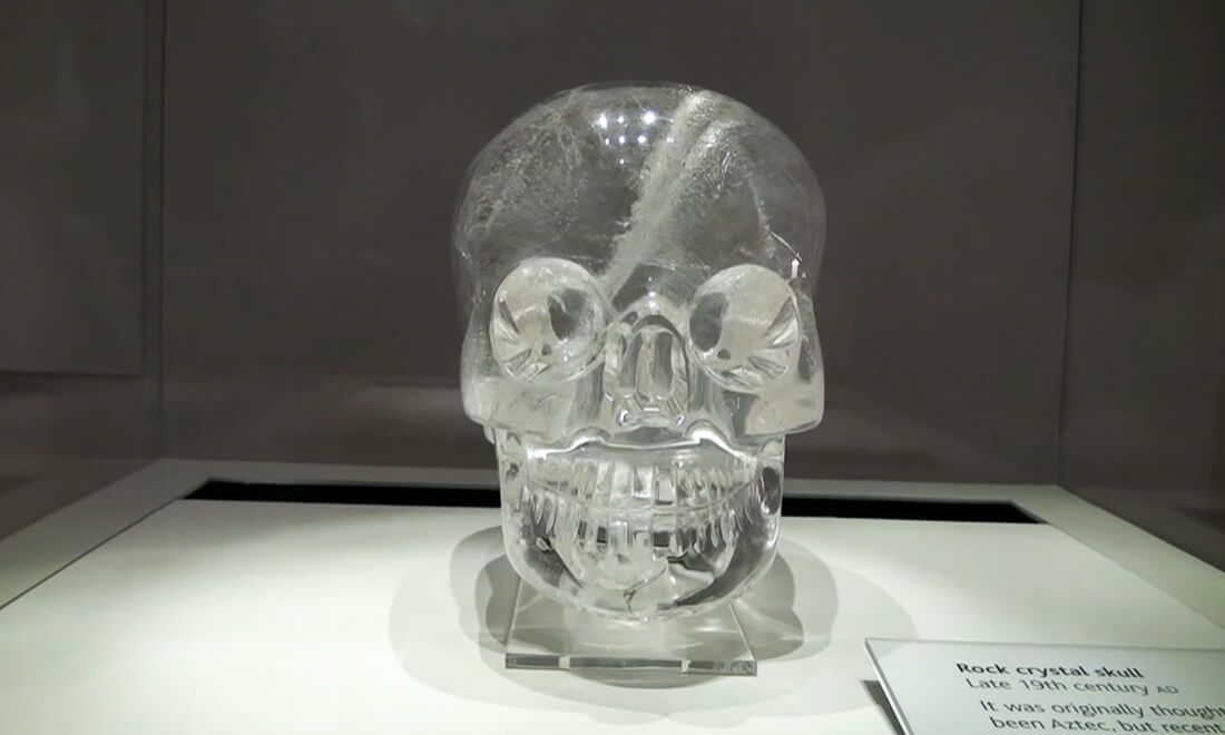 Các hộp sọ pha lê có thể được xem là biểu tượng của sự tái sinh, phục hồi. Thậm chí, một giả thuyết cho rằng chúng có thể là linh vật tượng trưng cho vị thần nào đó trong tín ngưỡng tâm linh. Do không có cách nào để xác định được chính xác niên đại của những hộp sọ pha lê nên những bí ẩn về chúng càng khó giải mã hơn.