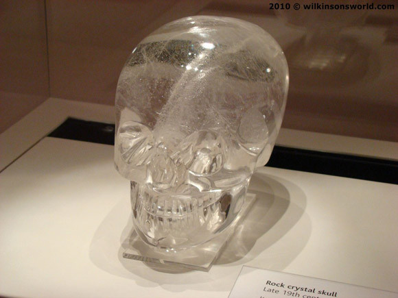 Năm 1927, nhà khảo cổ học nổi tiếng người Anh F. Albert Mitchell-Hedges đã phát hiện một hộp sọ pha lê trong chuyến khảo sát một thành phố cổ của người Maya ở Trung Mỹ. Những năm sau đó, hàng chục hộp sọ pha lê được tìm thấy tại Mexico và một số vùng ở Trung Mỹ.