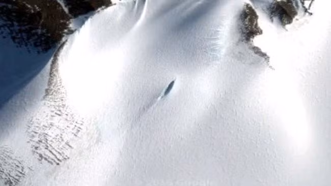 Tại tọa độ 80 ° 34'08.4 "S 30 ° 05'19.3" W, thợ săn UFO phát hiện một khối vật thể lạ trắng xóa nằm dưới bề mặt Nam Cực. Vật thể này dài 22 km được cho có thể là căn cứ của người ngoài hành tinh.