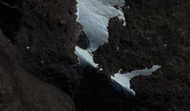 Nhóm thợ săn UFO Secure Team chia sẻ hình ảnh vật thể bí ẩn nghi UFO ở Nam Cực. Hình ảnh vật thể này được chụp tại tọa độ 66 ° 16'24.1 "S 100 ° 59'04.8" E.