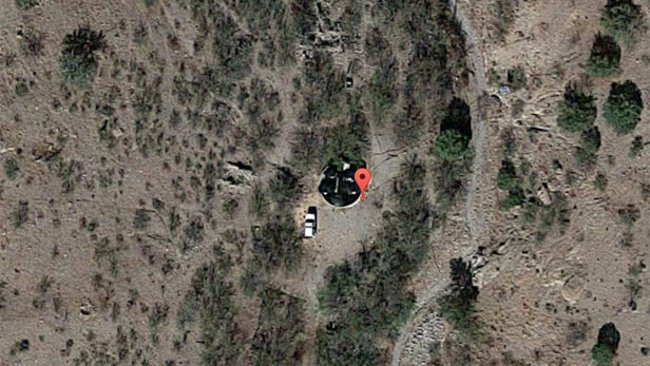 Google Maps đã ghi nhận được một vật thể trông giống UFO rơi tại một vùng núi ở bang Arizona, Mỹ. Một ô tô SUV màu trắng đỗ ngay cạnh đó. Địa điểm xuất hiện vật thể bí ẩn này là ở tọa độ 31 ° 26'43 "N 109 ° 4'30" W.