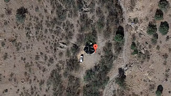 Google Maps đã ghi nhận được một vật thể trông giống UFO rơi tại một vùng núi ở bang Arizona, Mỹ. Một ô tô SUV màu trắng đỗ ngay cạnh đó. Địa điểm xuất hiện vật thể bí ẩn này là ở tọa độ 31 ° 26'43 "N 109 ° 4'30" W.