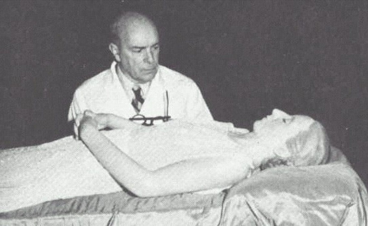Ông Pedro cùng đồng nghiệp đã thay toàn bộ máu trong cơ thể bà Evita bằng cồn nguyên chất và glycerine, một hợp chất có khả năng chịu được nhiệt độ tới 140 độ C. Nhờ quy trình ước xác hiện đại kéo dài gần 1 năm, xác ướp Đệ nhất phu nhân Argentina nguyên vẹn tới khó tin khi làn da mềm mại giống như còn sống và toàn bộ nội tạng cũng ở tình trạng rất tốt.