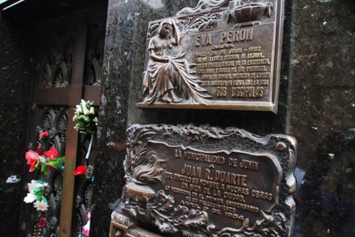 Về sau, xác ướp Đệ nhất phu nhân nổi tiếng thế giới được chôn cất trong hầm mộ xây bằng đá cẩm thạch, sâu 5m dưới lòng đất và có thể chống bom nguyên tử tại nghĩa trang trang La Recoleta, thủ đô Buenos Aires, Argentina.