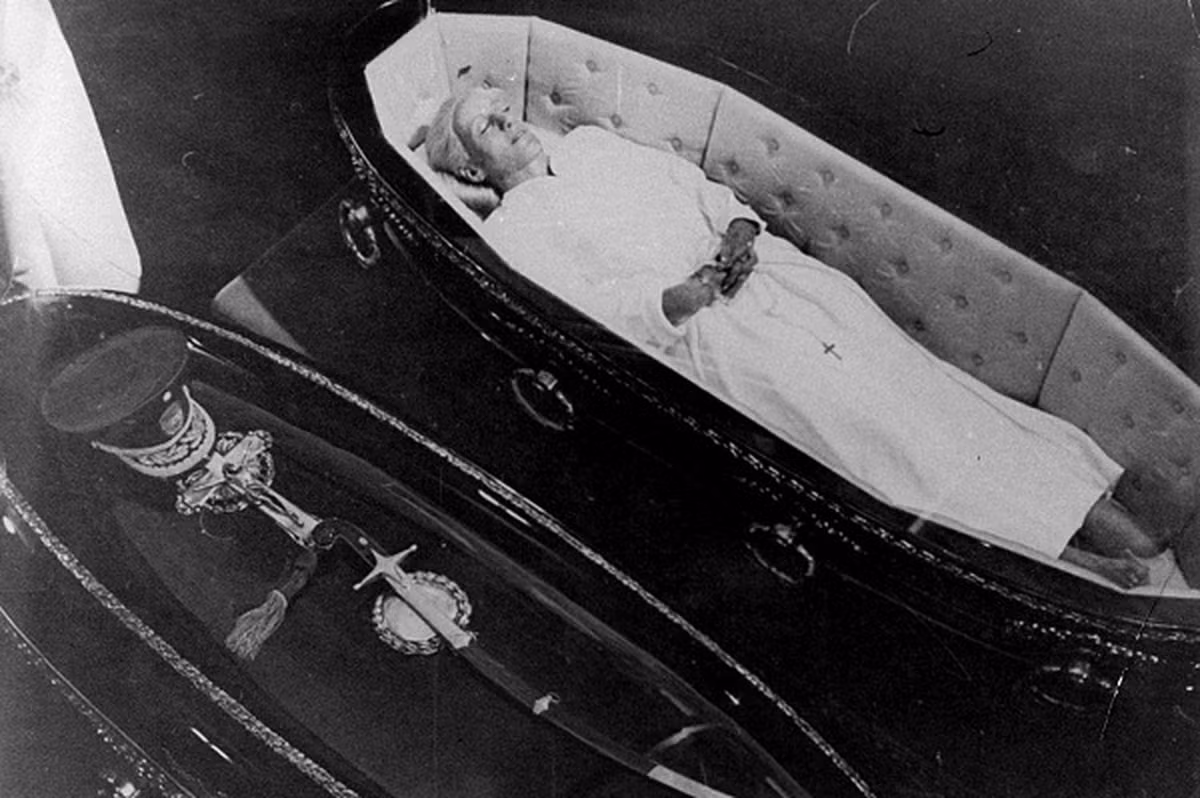 Tuy nhiên, biến cố ập đến vào ngày 9/1/1949 khi bác sĩ chẩn đoán Đệ nhất phu nhân Evita mắc ung thư cổ tử cung. Dù nỗ lực điều trị nhưng đến ngày 24/7/1949, phu nhân Tổng thống Juan Peron qua đời, hưởng thọ 33 tuổi. Sự ra đi của bà khiến hàng triệu người dân Argentina đau buồn, thương tiếc.