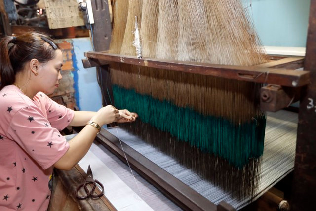 Điểm đến thú vị ven bờ sông Mekong thứ ba ở Việt Nam là làng nghề lụa Tân Châu. Nằm ở phía tây bắc tỉnh An Giang, gần biên giới với Campuchia, thị xã Tân Châu nổi tiếng với nghề dệt lụa nổi tiếng lâu đời. Lụa Tân Châu được dệt bằng tơ tằm, hoa văn đẹp, màu sắc không phai. Ảnh: Istock.