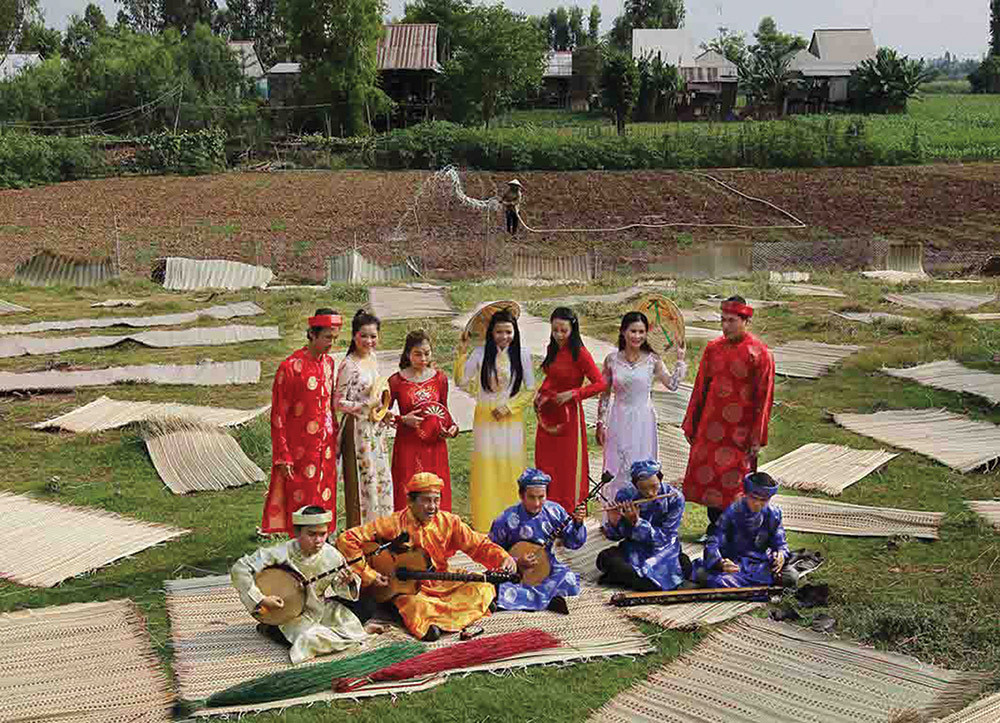 Ngoài lụa, Tân Châu còn nổi tiếng với các làng nghề khác như dệt chiếu, làm dép và nuôi lươn... Phong cảnh yên bình ở nơi đây cũng là một yếu tố hấp dẫn du khách. Ảnh: Báo An Giang.