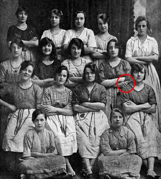 Khi xem bức ảnh chụp tập thể của các nữ công nhân một nhà máy may ở Ireland những năm 1930, một số người chú ý đến "bàn tay ma" bí ẩn đặt trên vai người phụ nữ bên trái ngoài cùng. Bàn tay này không thuộc về người phụ nữ nào trong ảnh. Vì vậy, nhiều người tò mò bàn tay đó thuộc về ai?