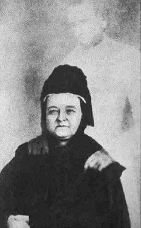 Vào năm 1872, bà Mary Todd Lincoln đến tiệm chụp ảnh một mình. Sau khi rửa ảnh, bà nhận thấy có một bóng mờ đứng phía sau trông giống hệt Tổng thống Abraham Lincoln. Tuy nhiên, ông chủ Nhà Trắng này đã qua đời cách đó 7 năm. Vì vậy, một vài người cho rằng, "hồn ma" Tổng thống Lincoln đã quay về và chụp ảnh với vợ.