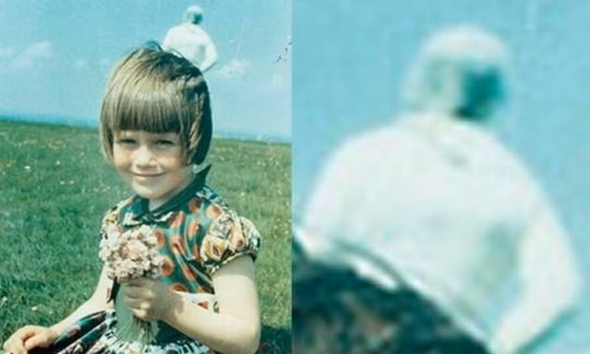 Jim Templeton chụp ảnh cho con gái vào một ngày nắng đẹp tại Cumbria, Anh vào năm 1964. Tuy nhiên, khi xem ảnh, ông phát hiện một người đàn ông trong trang phục giống phi hành gia đứng đằng sau con gái. Ông Jim cho hay lúc chụp ảnh chỉ có mình con gái nên không rõ hình ảnh bí ẩn phía sau là gì.