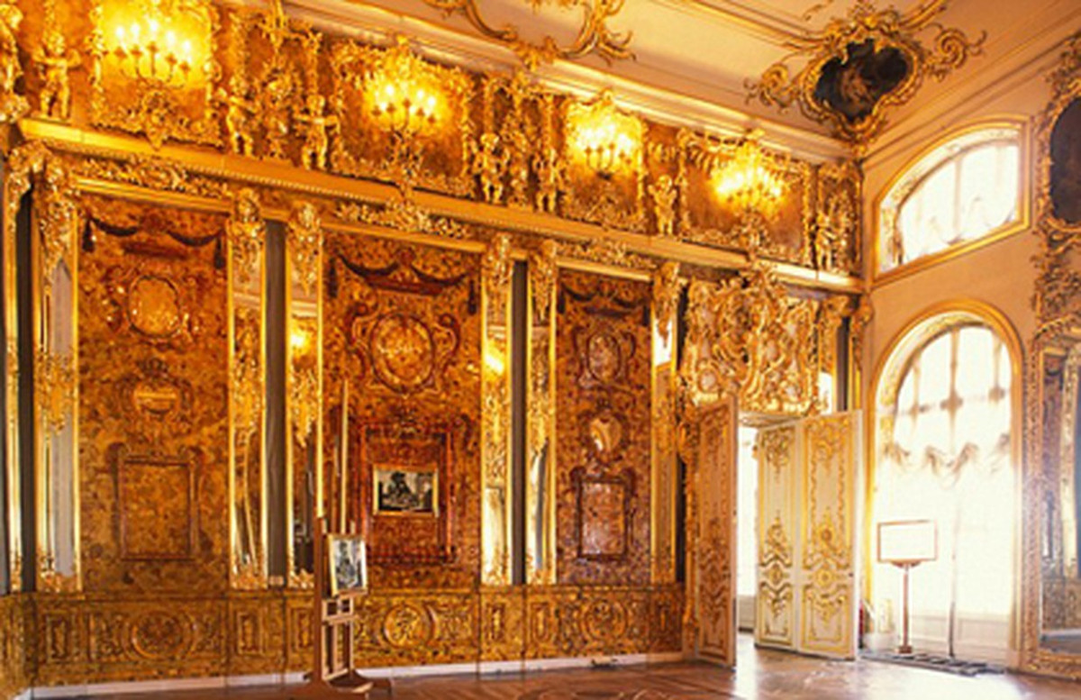 Căn phòng hổ phách (Amber Room) được xem là kỳ quan thứ 8 của nhân loại. Đây là món quà quý giá mà Vua Phổ Friedrich Wilhelm I tặng cho Sa hoàng Nga là Pier đại đế vào năm 1716 để thắt chặt quan hệ liên minh giữa hai nước.