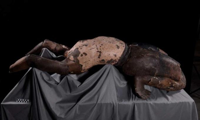 Đầu tiên là trong khi tất cả các tượng đất nung tìm thấy trong tư thế đứng thẳng thì có một pho tượng ở tư thế nằm ngửa, đầu gối uốn cong, hai bàn chân mở rộng, hông tỳ lên gót chân và hai tay chống đất (trong ảnh).