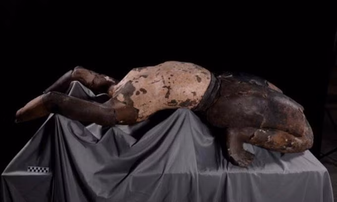 Đầu tiên là trong khi tất cả các tượng đất nung tìm thấy trong tư thế đứng thẳng thì có một pho tượng ở tư thế nằm ngửa, đầu gối uốn cong, hai bàn chân mở rộng, hông tỳ lên gót chân và hai tay chống đất (trong ảnh).